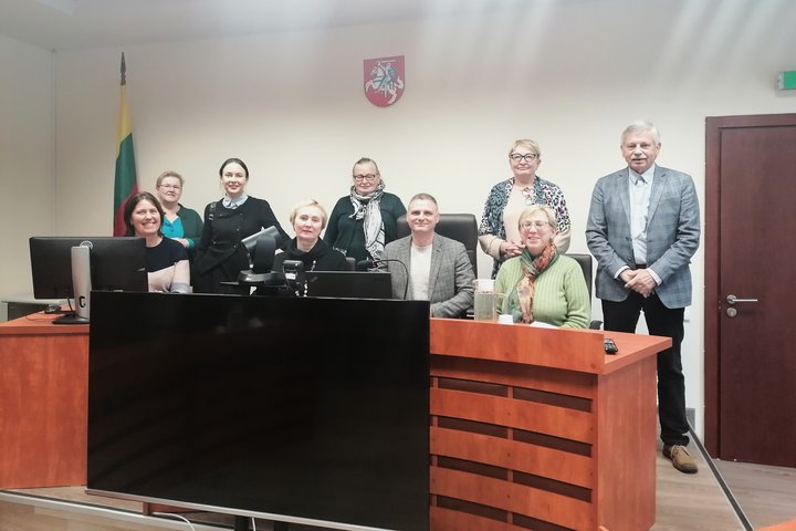 Šiaulių regioninio valstybės archyvo kolektyvas su Alfredu Vilbiku