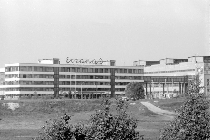 Panevėžio „Ekrano“ gamyklos pagrindinio pastato fasadas. 1975 m. birželio 4 d.  Lietuvos centrinis valstybės archyvas. 0-074454