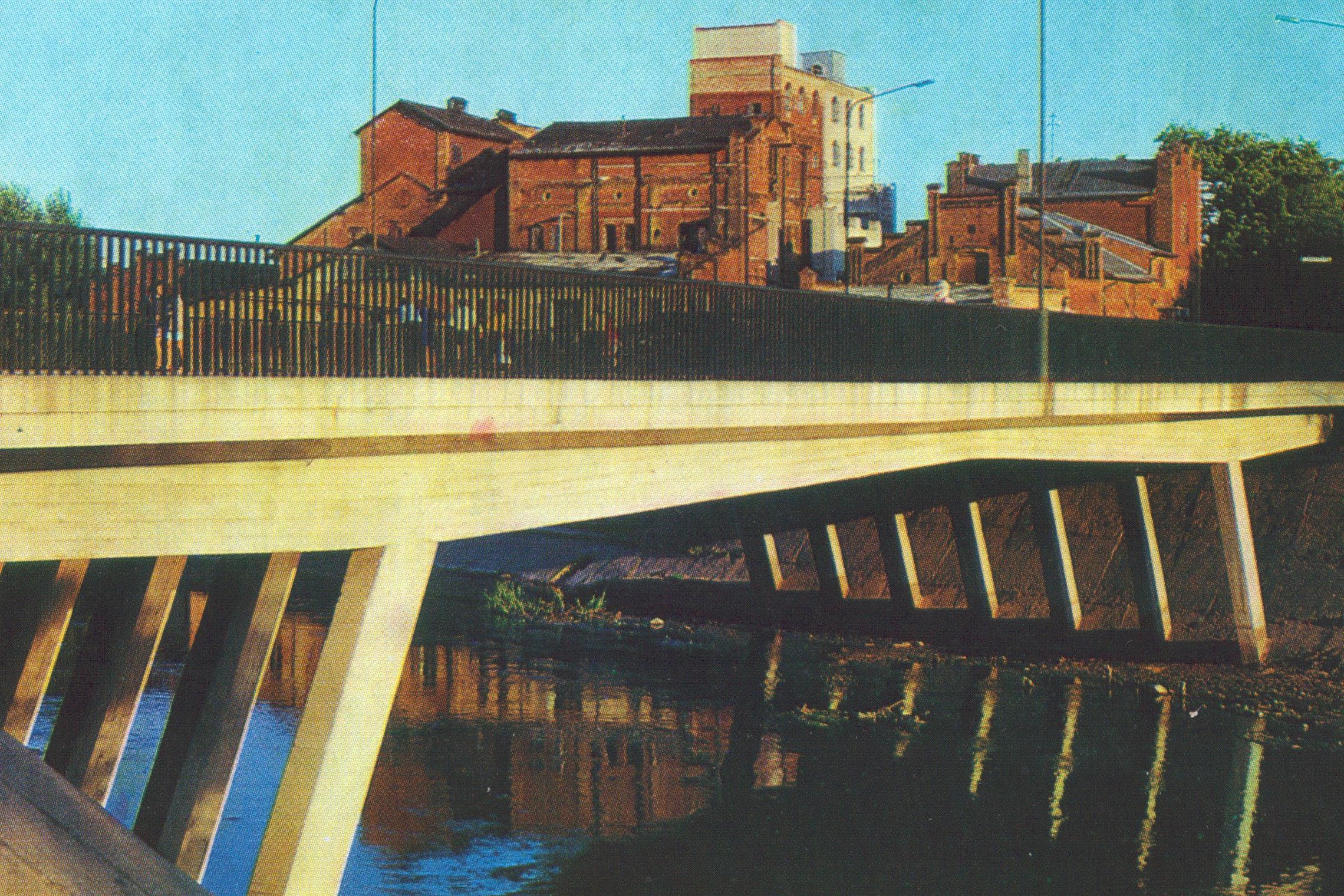  Tiltas per Nevėžį. Z. Kazėno nuotrauka.Iš atvirukų rinkinio „Panevėžys“. Vilnius: „Mintis“, 1975 m.