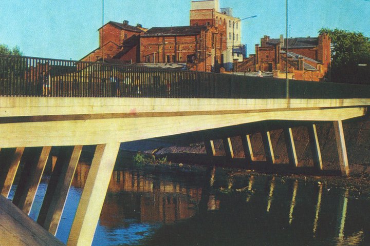  Tiltas per Nevėžį. Z. Kazėno nuotrauka.Iš atvirukų rinkinio „Panevėžys“. Vilnius: „Mintis“, 1975 m.