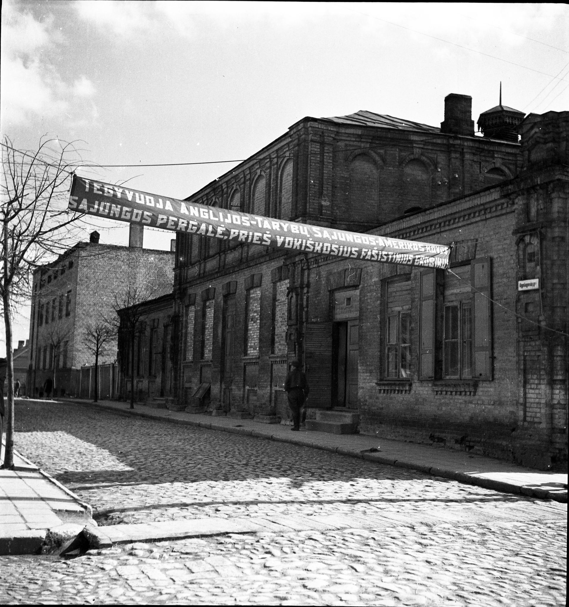 Liaudies namų pastatas. Nuotraukos autorius Stasys Ivanauskas,1945 m.  Nuotraukos originalas saugomas Šiaulių „Aušros“ muziejaus fonduose.jpeg