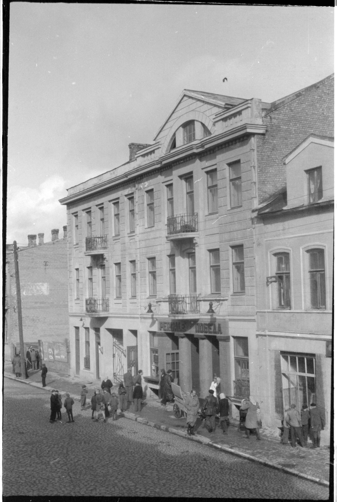 Kino teatras „Pergalė“ (buvęs „Kapitol“). Nuotraukos autorius Stasys Ivanauskas. 1949 m. Nuotraukos originalas saugomas Šiaulių „Aušros“ muziejaus fonduose.jpeg