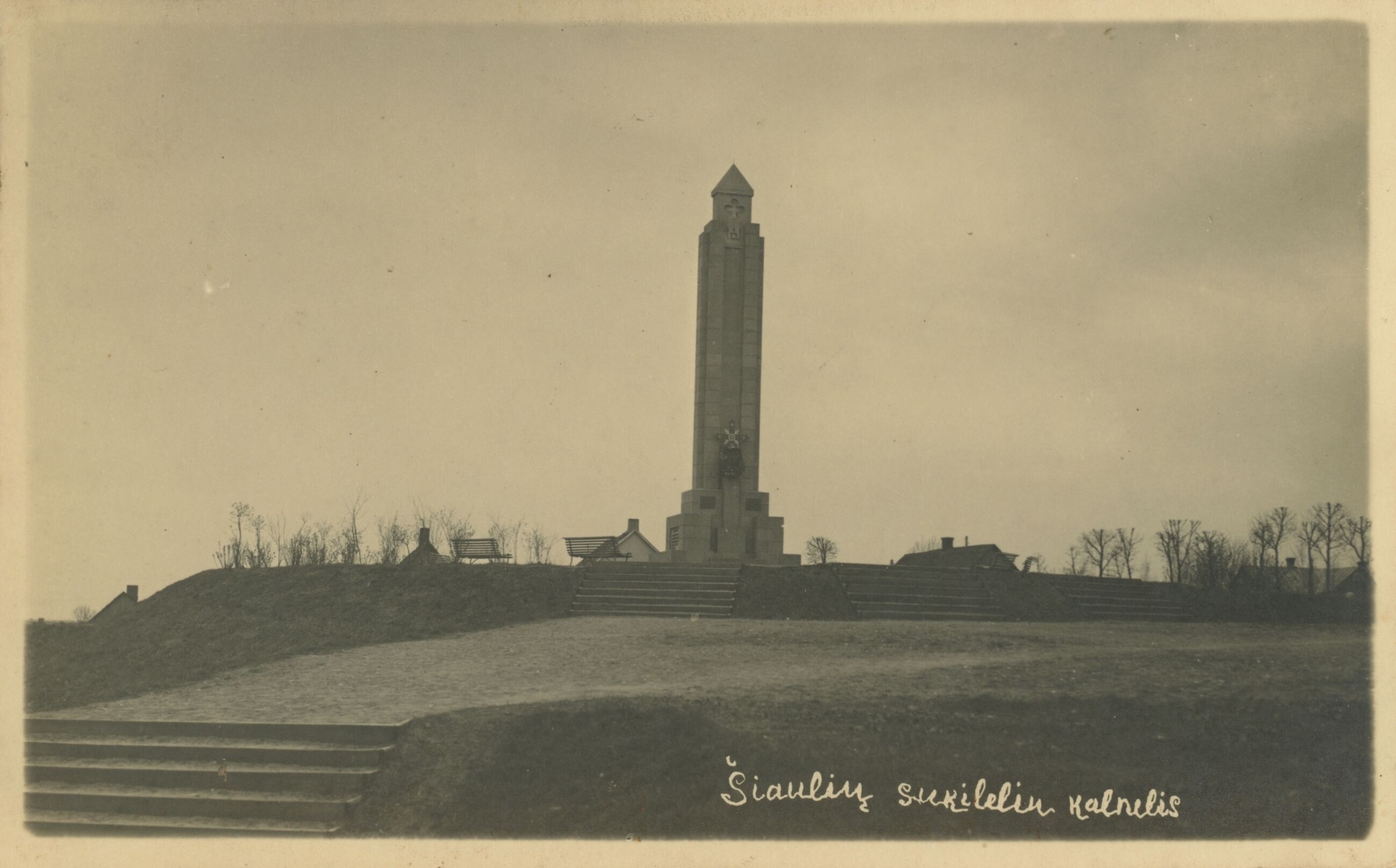 Bendras kalnelio su paminklu (aut. Karolis Reisonas, 1931 m.), Vytauto didžiojo karo muziejus, limis.jpeg